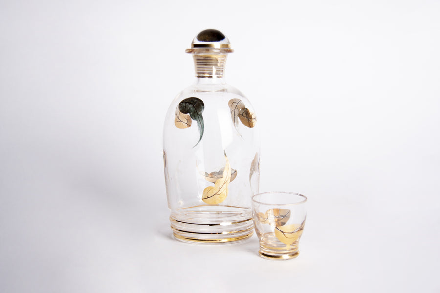 Bottiglia porta liquore con foglie